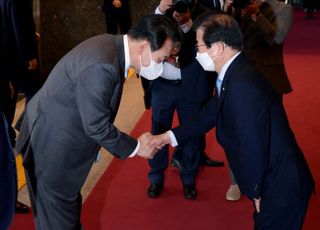 악수하는 윤석열 대통령과 박병석 국회의장