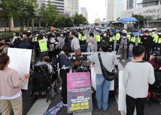 전장연, 대통령 집무실 있는 용산 한복판서 출근길 도로 점거