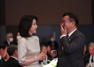 김건희 여사 "파평윤씨 종친, 도와달라"…윤호중 '파안대소'