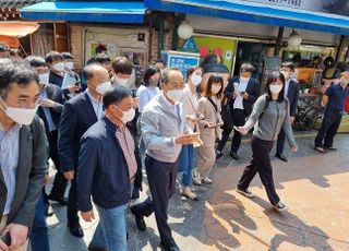 [현장] 추경호 취임 후 첫 시장 방문, 소상공인 달랠 비책 내놓나