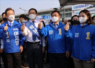 인천 선대위 출정식 엄지손가락 치켜든 더불어민주당