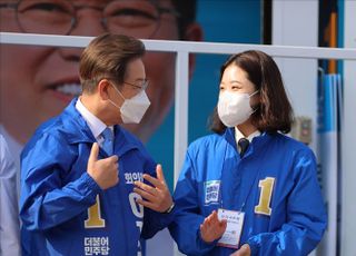 인천 선대위 출정식에서 대화하는 이재명-박지현