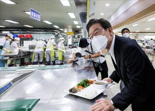 한국지엠 구내식당 직원들에게 인사하는 이재명 후보