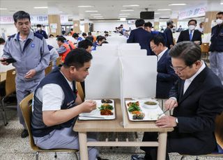 한국지엠 구내식당에서 식사하는 이재명 후보