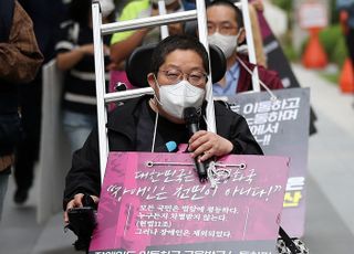 전장연, 용산역 출근길 도로 나흘째 기습점거 시위…이준석 "비문명적"