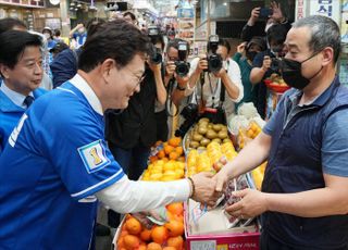 시장상인들 만나 지지 호소하는 송영길 서울시장 후보