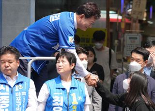 선거유세중 시민과 인사 나누는 송영길 서울시장 후보