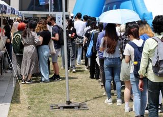 "재학생은 맨 앞줄" 대학축제 차별 논란…일부 대학은 교직원에만 초대권 돌리기도