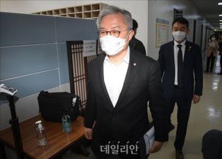 1·2심 당선 무효형 받은 최강욱, 대법은 어떤 판결 내릴까