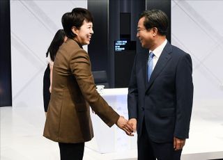 인사 나누는 김동연-김은혜 경기도지사 후보