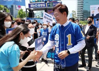 지지자들과 인사 나누는 송영길 더불어민주당 서울시장 후보