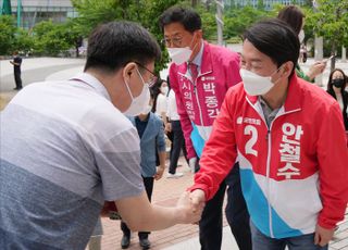 시민들과 인사 나누는 안철수 후보