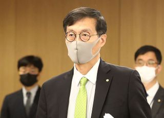  이창용 한국은행 총재, 첫 금통위 본회의 참석