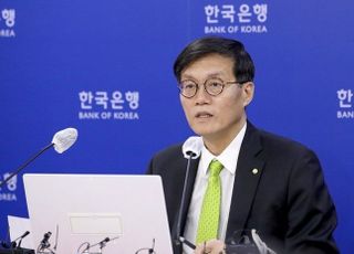 이창용 “성장보다 물가 부정적 효과 더 커”....7・8월 또 올린다(종합)