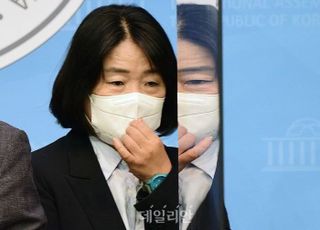 "한일합의 최종안 몰랐다"…윤미향, 외교부 문서공개 반박