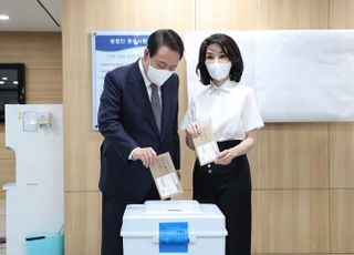"봉투에 7장 다 넣나요?"…尹대통령 내외, 6·1 지방선거 사전투표