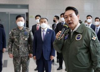 "사무실 옮기게 해 미안하고 감사"…尹대통령, 국방부·합참 청사 초도 방문