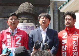 제주 날아간 이준석 "김포공항 이전 공약...이재명의 무식한 발상"