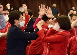 국민의힘 지방선거 압승 예측!  환호성과 하이파이브하는 이준석-김기현-배현진 