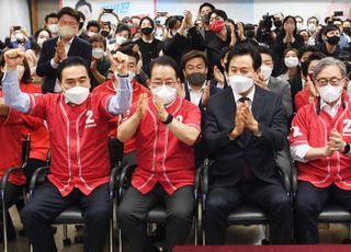  출구조사 결과 발표 지켜보며 박수치는 오세훈