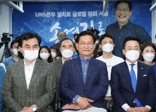 출구조사 발표 지켜보며 침묵에 휩싸인 송영길