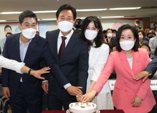 서울시장 당선 축하 떡 케이크 자르는 오세훈