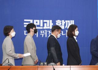 줄지어 퇴장하는 윤호중-박지현 비대위, 총사퇴!