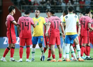 경기 마친 후 인사 나누는 대한민국-브라질 축구대표팀 선수들