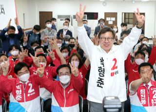 盧·文 정치적 고향 부산서 전멸한 민주당, 4년 전과 정반대…왜?