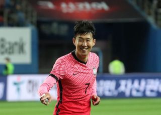 손흥민, 칠레전에서 센추리 클럽 가입 기념 자축포