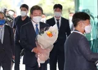 국회 첫 출근 '초선' 이재명 "전당대회 출마, 아직 깊이 생각 안해봤다"