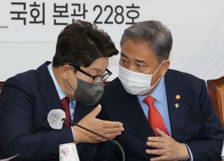 박진 외교부 장관과 대화하는 권성동 원내대표