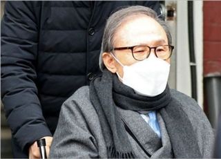 이명박, 건강 문제로 '형집행정지' 신청…檢 "심의위서 정지 여부 결정"