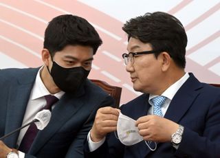 최고위에서  대화하는 권성동 원내대표와 김용태 최고위원 