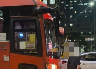 "서울 강남 한복판에서"…2차로에 서서 버스 안 태워준다고 20분 '길막'한 남성