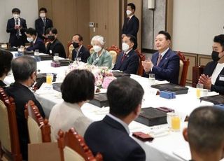 호국영웅 초청 尹대통령 "영웅 예우, 국민통합의 시작…제가 여러분 지킬 것"