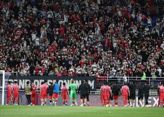 파라과이와 2대2 무승부 후 관중들에게 인사하는 대한민국 축구대표팀