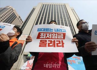 자영업자 절반 이상 “최저임금 부담 크다”…물가상승까지 ‘이중고’