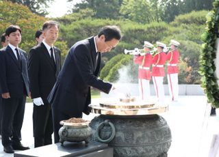 현충원 참배하는 우상호 비대위원장