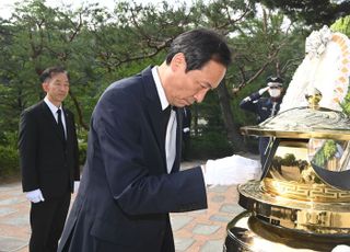 김대중 대통령 묘역 찾은 우상호 민주당 비대위원장