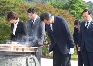 DJ 묘역 참배하는 우상호 비대위원장과 비대위원들 