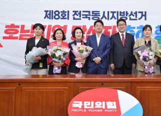 국민의힘 지방선거 호남 당선자 축하행사, 당선자들과 기념촬영하는 이준석-권성동