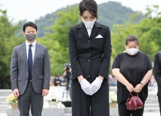 대통령실 "金여사 수행 여성은 대학교수 지인...무속인 아냐"