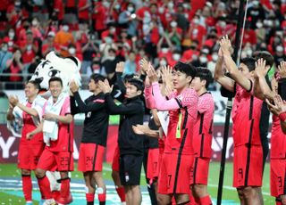 축구팬들에게 6월 A매치 4연전 마무리 인사하는 손흥민과 선수들