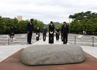 대통령실 "김건희 봉하 수행원 2명, 前코바나 직원…편한 분과 일하는 것"