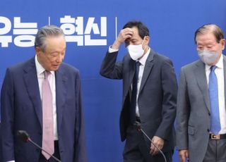 상임고문단 간담회 참석하는 우상호 비대위원장