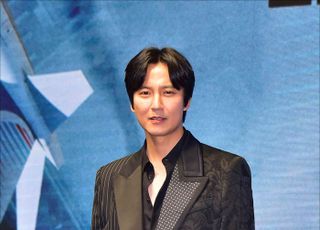 '비상선언' 포토타임 갖는 김남길