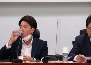 물 마시는 이준석 대표와 인사말하는 권성동 원내대표