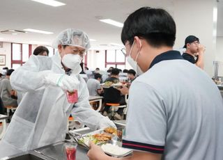 급식서 죽은 개구리 또 나올라…교육부, 열무김치 납품업체 전수조사