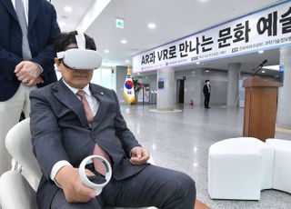 VR 체험하는 권성동 원내대표